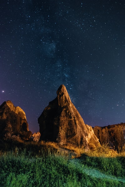 星夜下的褐色岩层